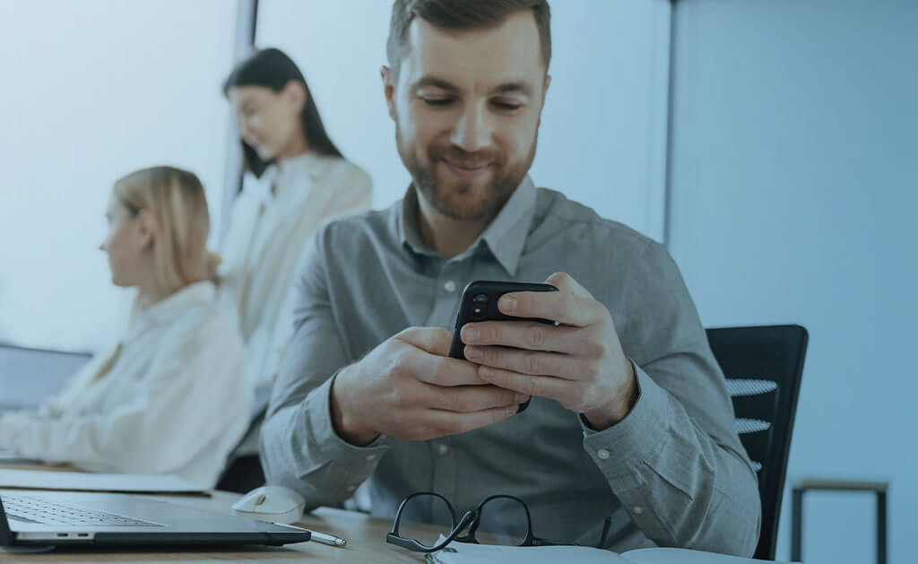 Registro de ponto pelo celular é legal? Entenda a portaria 671 e a segurança de dados para sua empresa