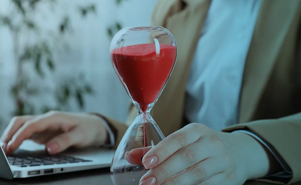 Profissionais de RH analisando o timesheet.