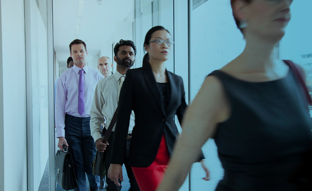 Forever layoff, funcionários executivos andando no corredor da empresa.