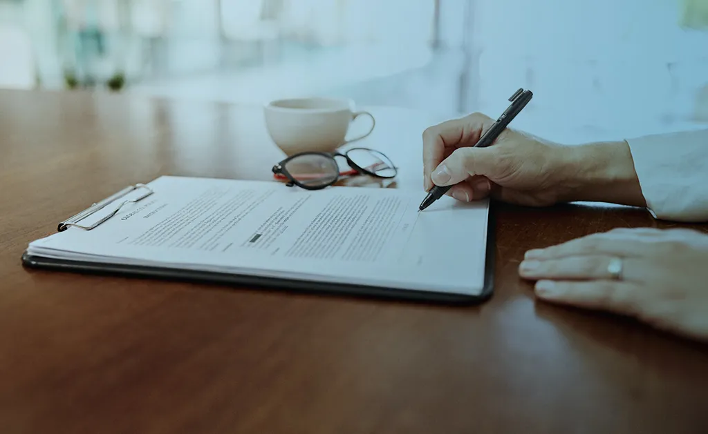 Pessoa revendo contrato, entendendo que a empresa pode cancelar a rescisão do contrato de trabalho.